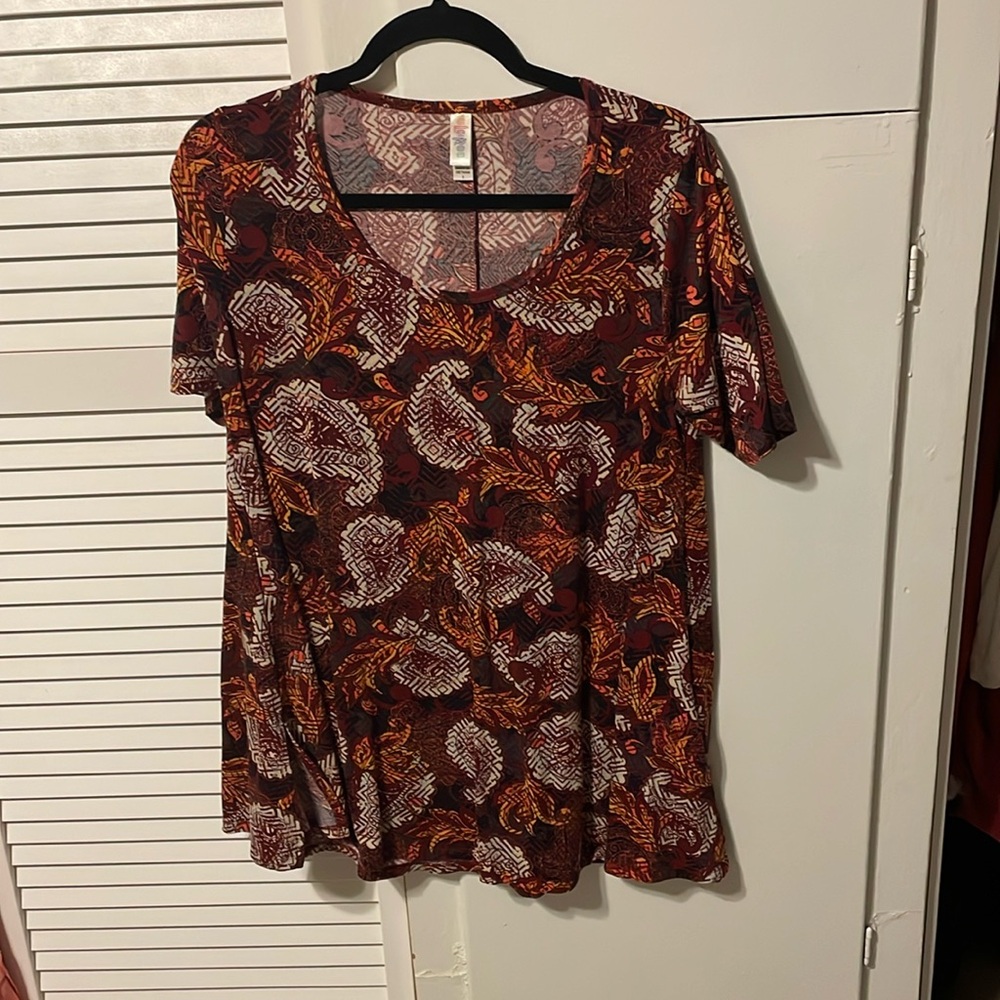 Short sleeve LuLaRoe top. Size small. Long so goes great with leggings.